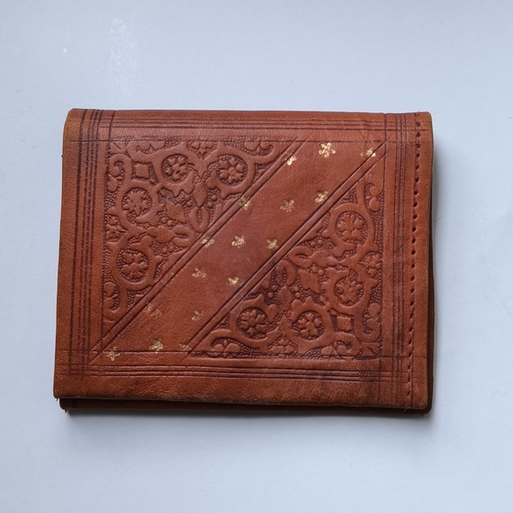 Embossed Tan Leather Credit Card Holder Bifold Wallet - Picture 4 of 12